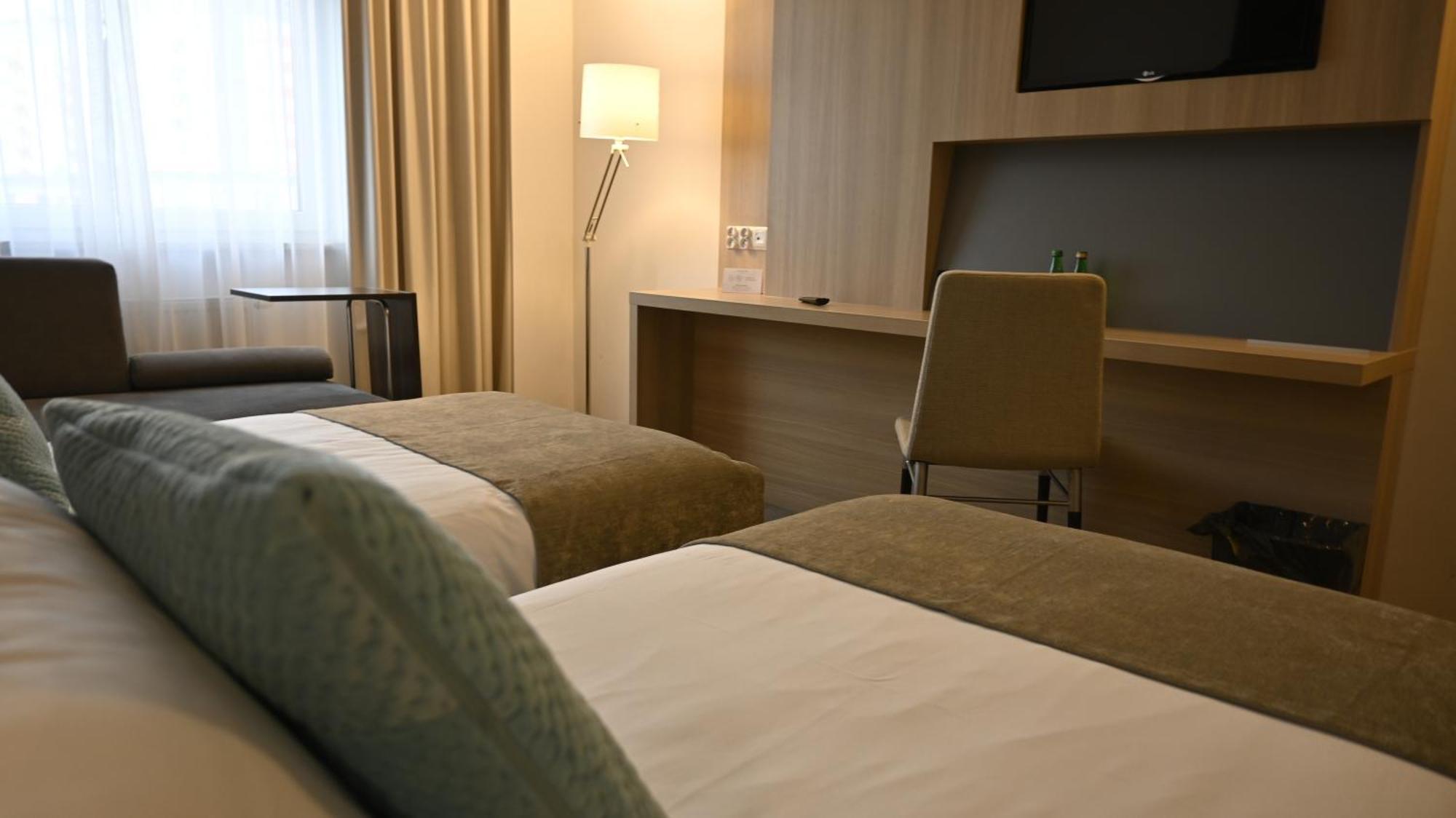 Vestil Hotel Piotrków Trybunalski Екстериор снимка