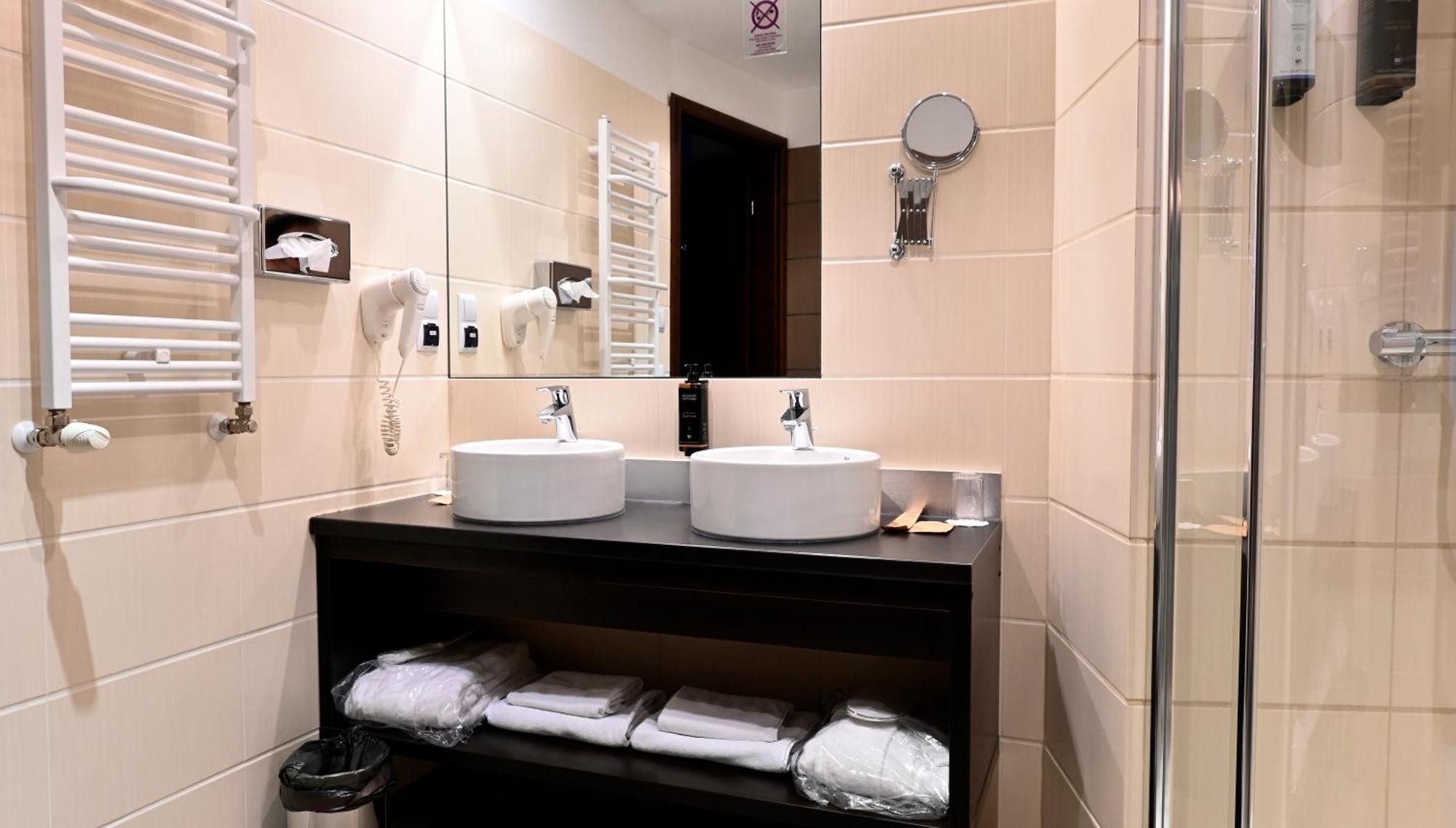 Vestil Hotel Piotrków Trybunalski Екстериор снимка