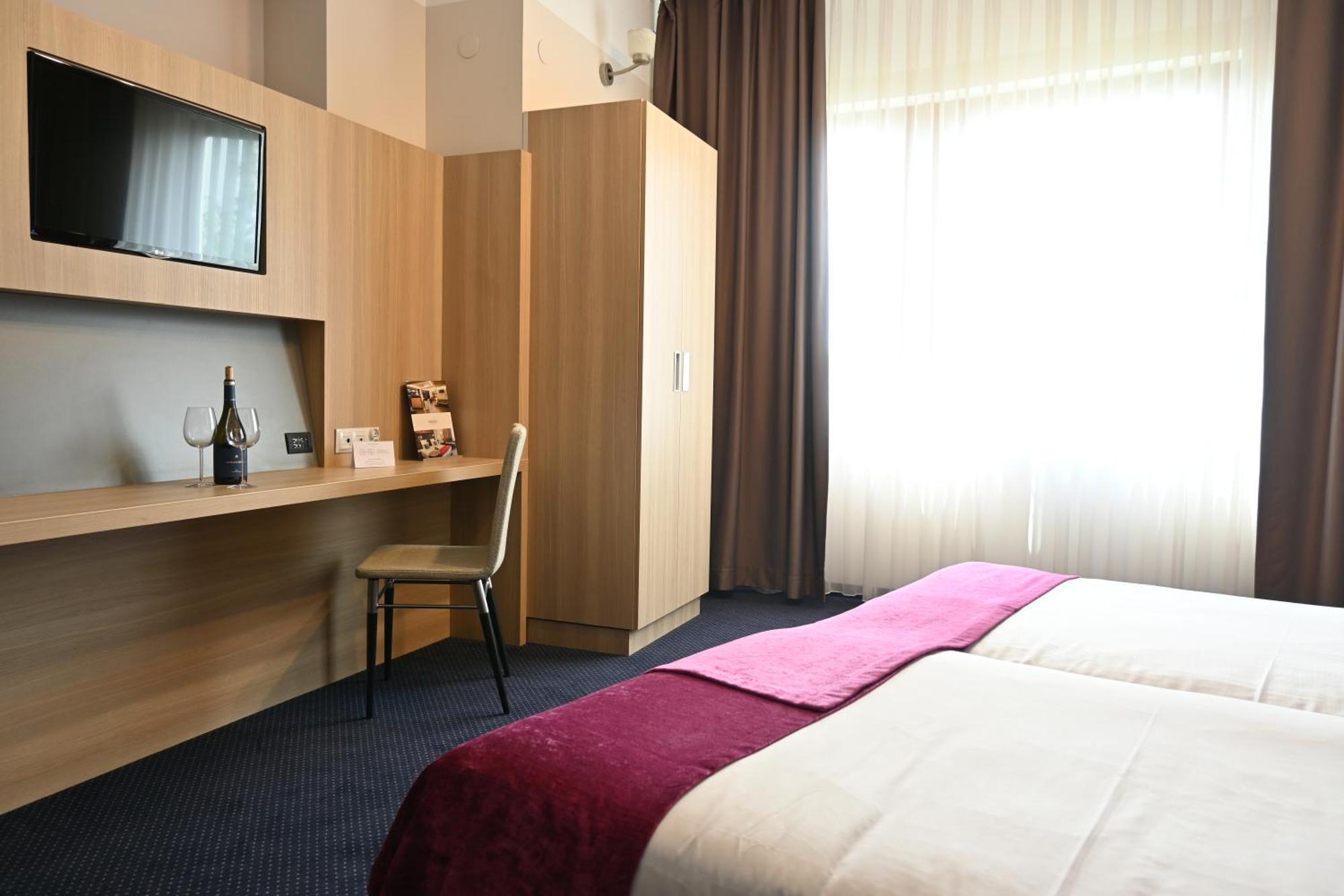 Vestil Hotel Piotrków Trybunalski Екстериор снимка