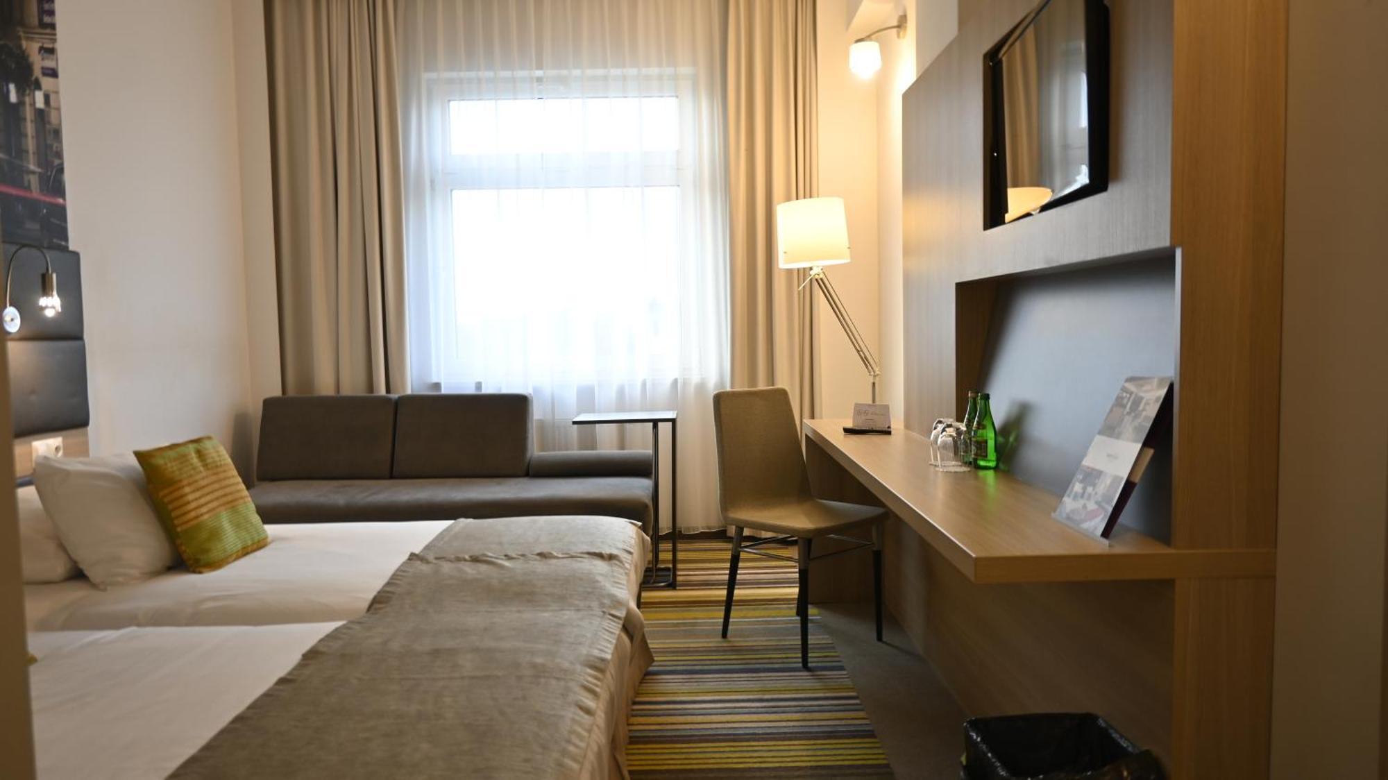 Vestil Hotel Piotrków Trybunalski Екстериор снимка