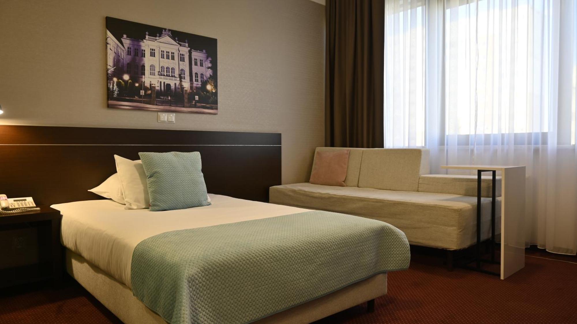 Vestil Hotel Piotrków Trybunalski Екстериор снимка